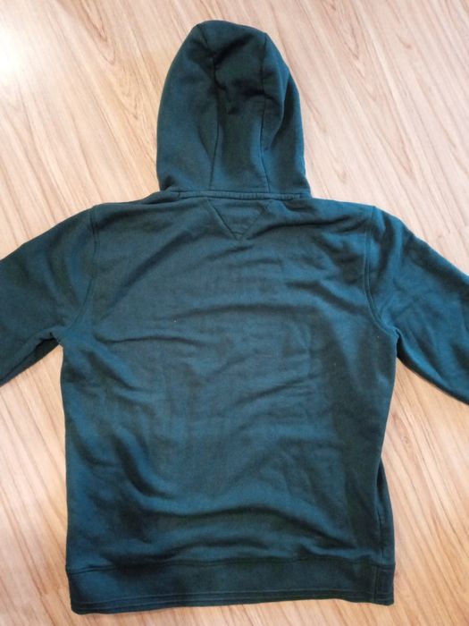 Толстовка,темно зелёного цвета.