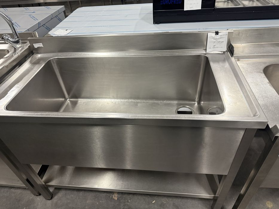 Bancada /escaparate em aço inox com pia e torneira