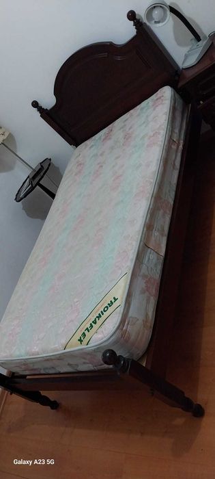 Cama em madeira maciça tamanho solteiro