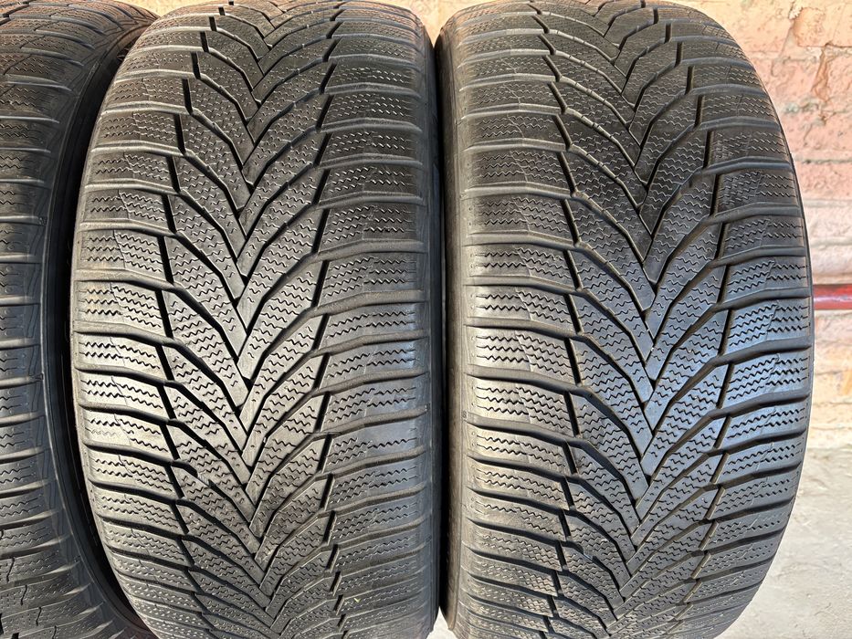 Комплект зимових шин 235/45R17 Nexen