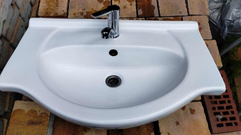 Umywalka z baterią 65x44,5