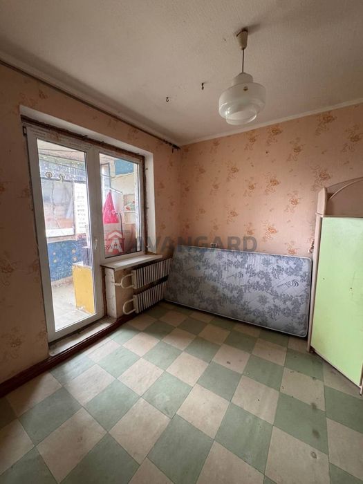 Простора 3-кімнатна квартира 65м2 на Тополі-1 під ремонт