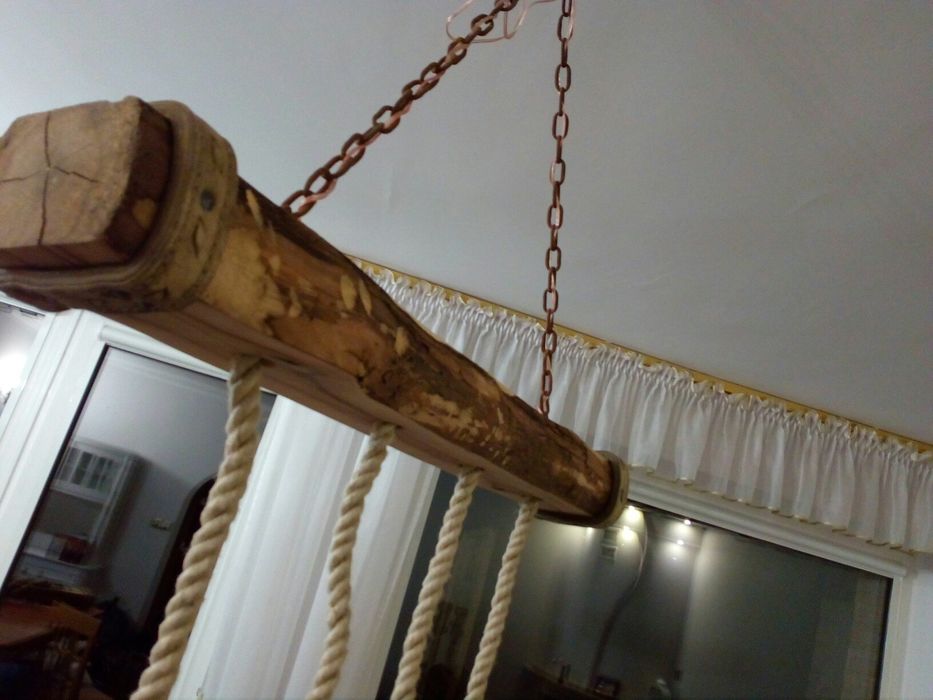 rustykalna lampa wisząca z belki, sznura i łańcucha na 3 żarówki