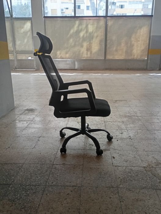 Cadeira de escritório usada um pouco torta