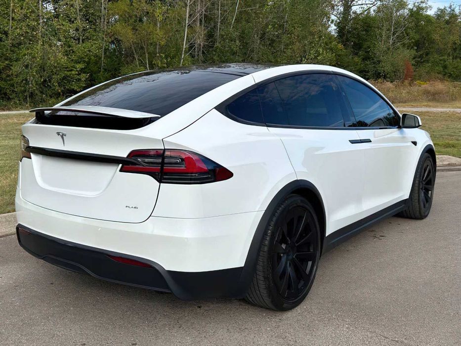 Tesla Model X Plaid      2022