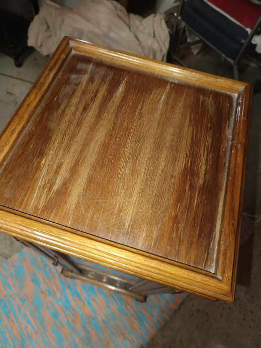 Armário em madeira e vidro