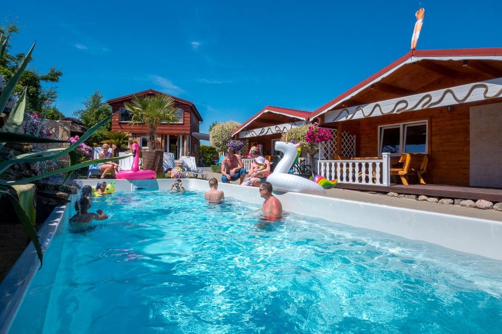 Domki nad morzem obok Mielna i Sarbinowa z basenem podgrzewanym!