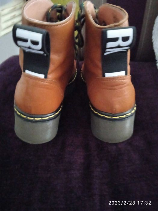 Botas camel em pele da Riuka