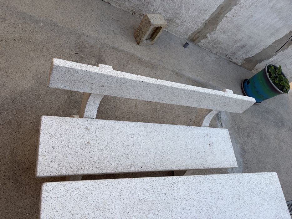 Mesa de pedra com bancos