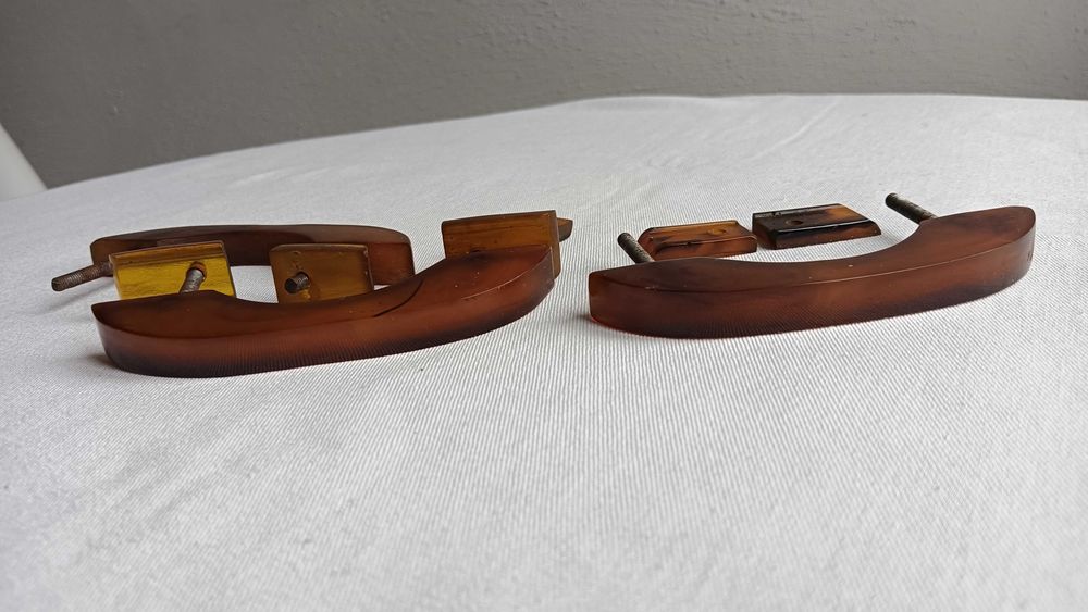 Stare kompletne uchwyty do mebli. . Bakelit Cena 1 szt