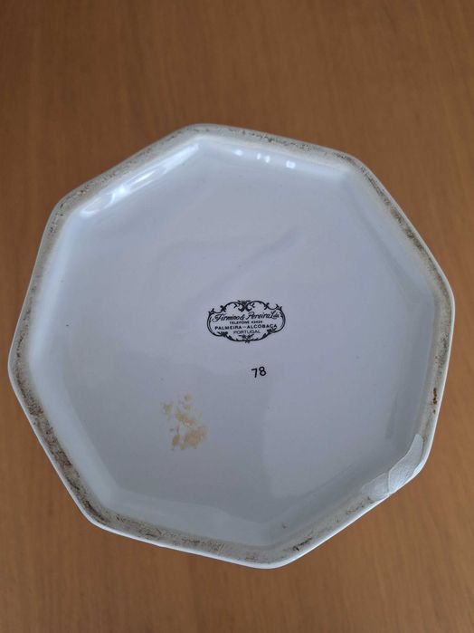 Pote em porcelana de Alcobaça