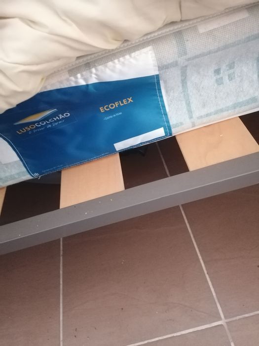 Estrado com colchão novo individual