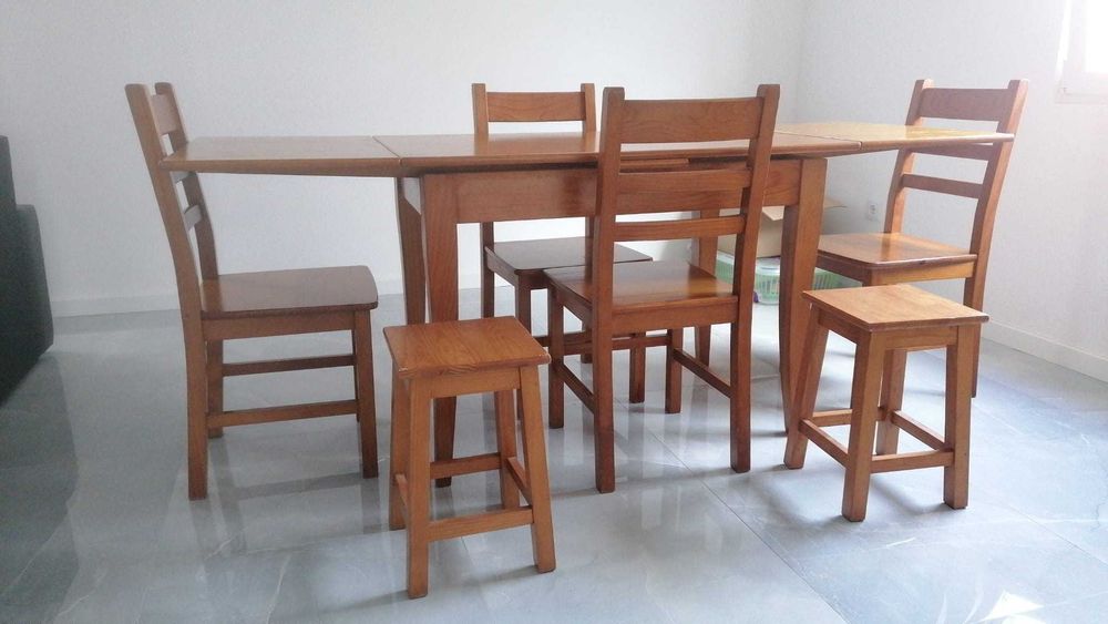 Conjunto de mesa de madeira maciça, com 4 cadeiras e 2 bancos.