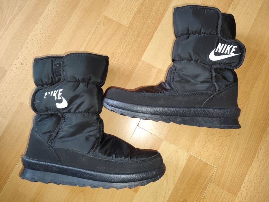 Дутіки чорні, напис NIKE .Устілка 24.5 см.Гарний стан