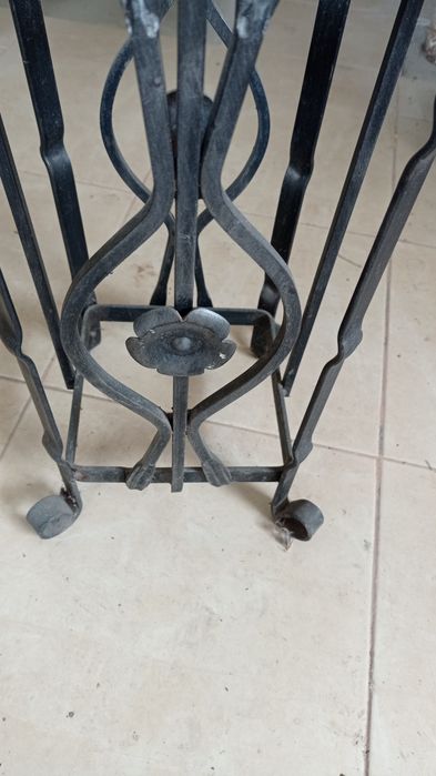 Kwietnik stojący kuty stalowy