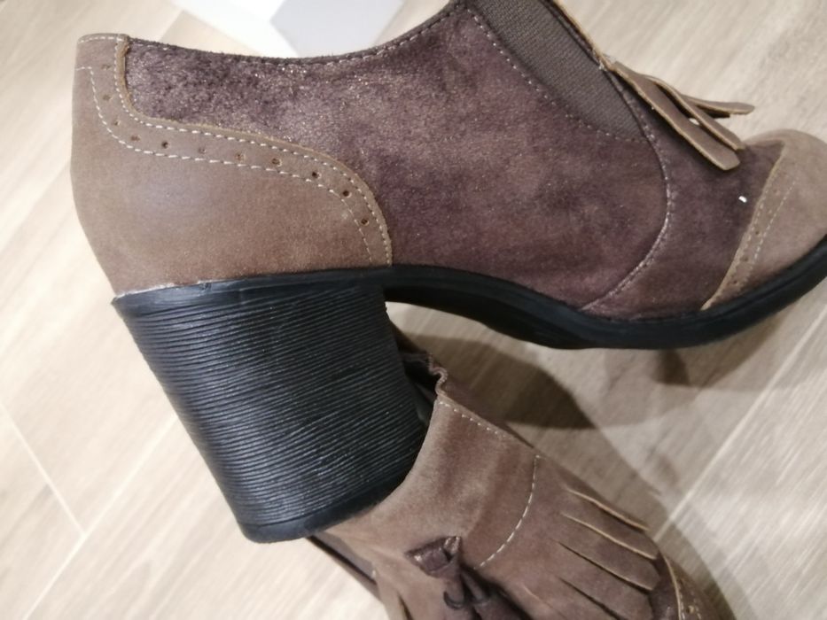 Sapatos castanhos