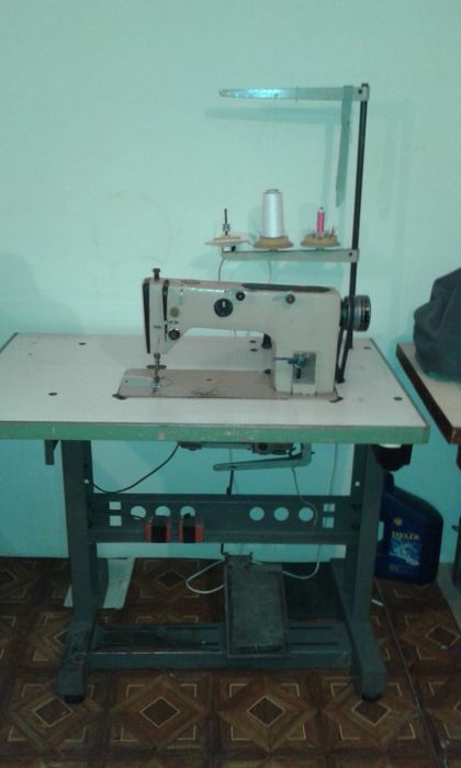 Б/у швейна машинка зі столом і промисловим мотором та стіл для оверлок