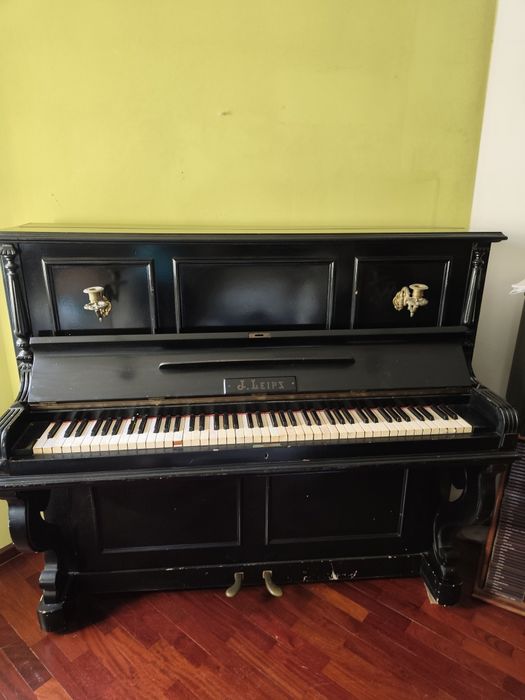 Piano vertical preto