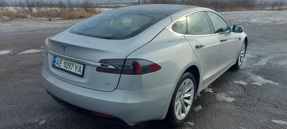 Тесла модель S 2017 г.