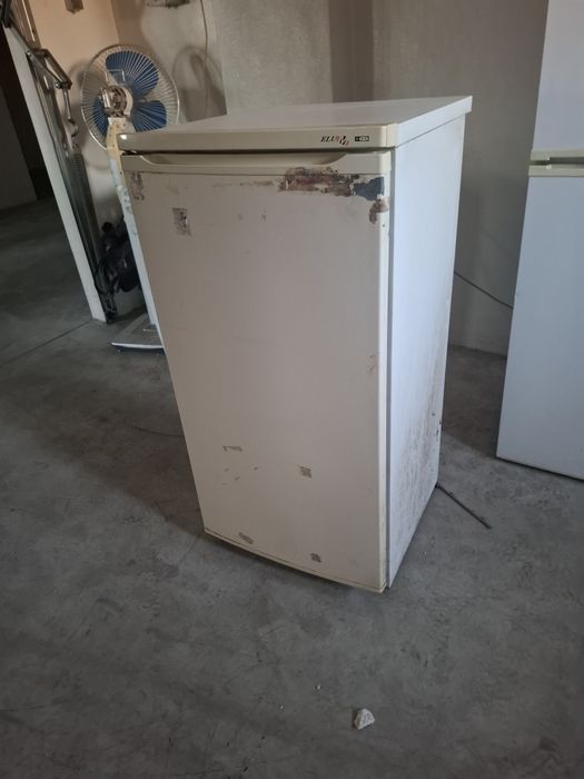 Frigorífico ELU a funcionar normalmente a um preço acessível,  necessário fazer limpeza serve para desenrrascar , altura 1.10