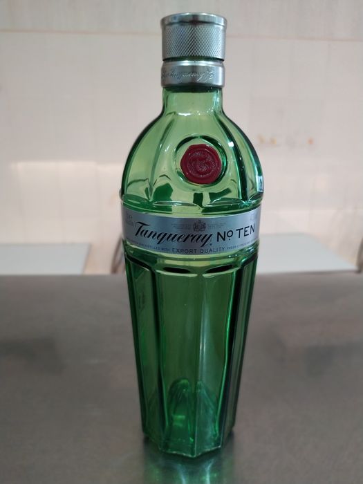 2 garrafas vazias de Gin