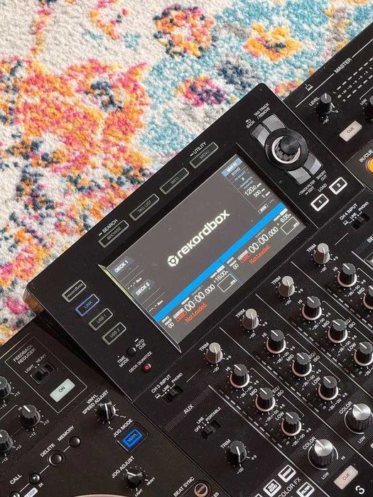 Sistema de DJ «tudo-em-um» Pioneer XDJ-XZ com saco e capa.