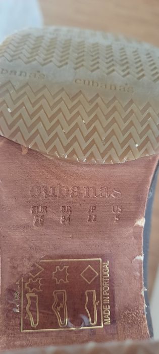 Botas castanhas da Cubanas