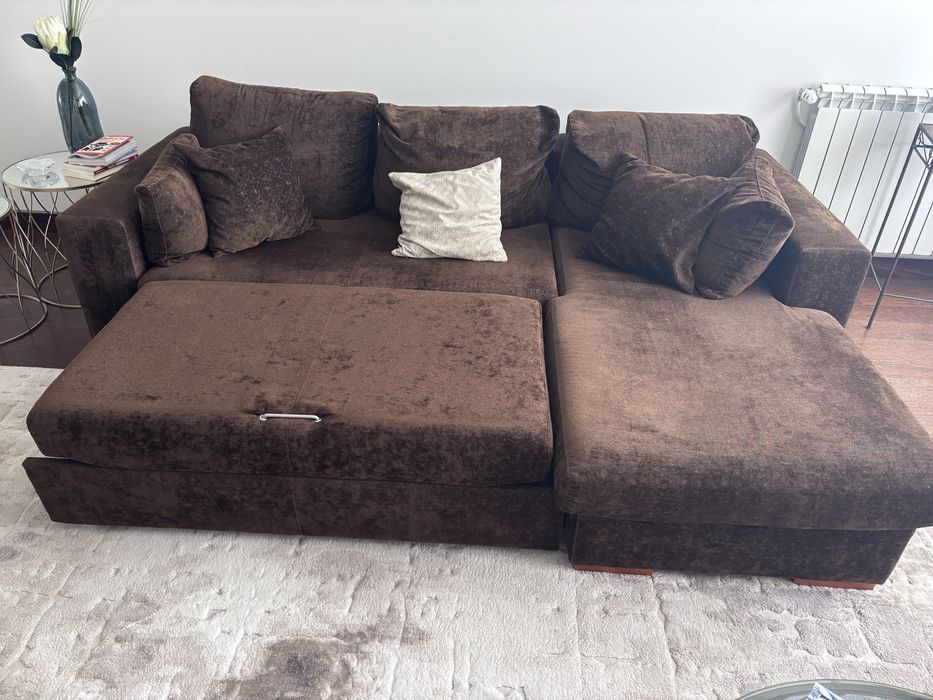 Sofa com chaisse de cor castanha