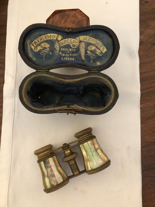 Binóculos de teatro antigos revestidos a madrepérola