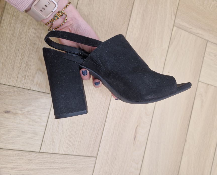 Czarne sandały na obcasie 38