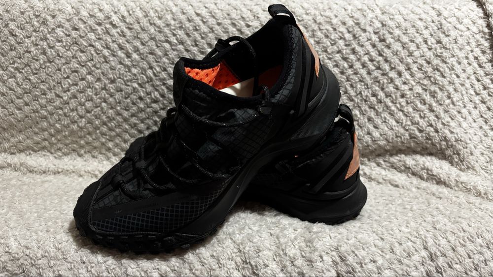 Технологічні кросівки nike acg mountain fly low в кольорі anthracite
