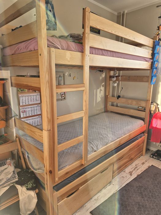 Łóżko piętrowe z wysuwką