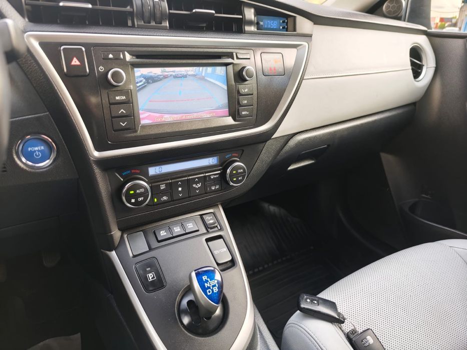 TOYOTA AURIS HYBRID 1,8 бенз+електро  2014