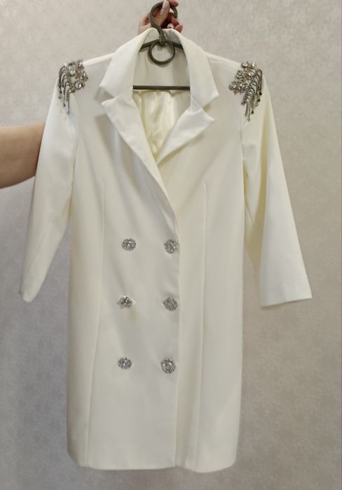 Платье пиджак с акцентными плечами с камнями размер S