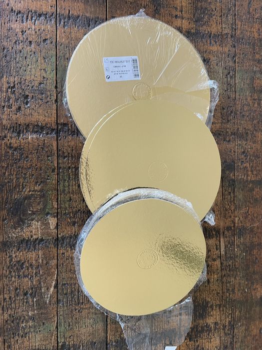 Bases em cartão preto e dourado, ideais para bolos, doces e festas
