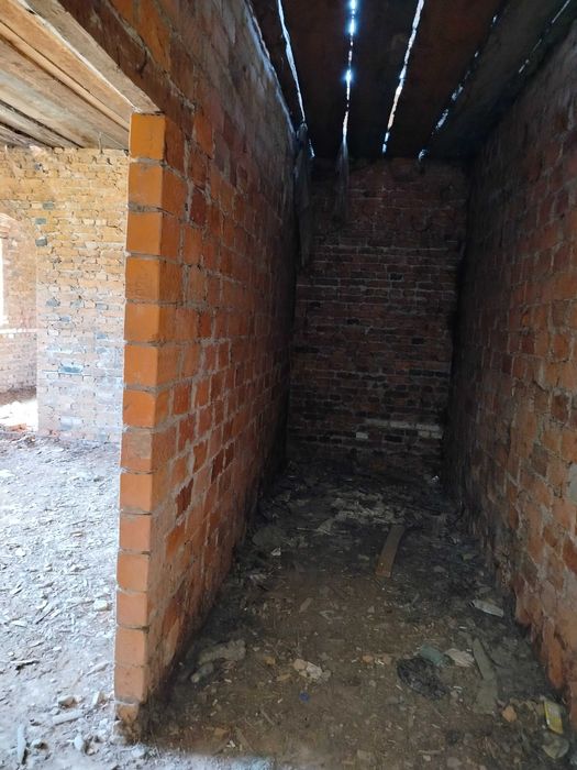 Продається недобудований будинок з великим підвальним гаражем на 3авто