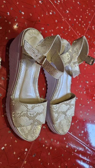 Босоножки кожаные