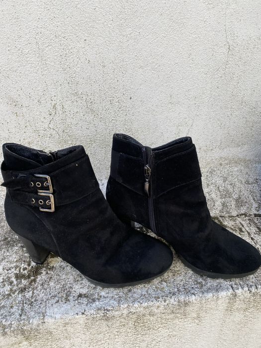 Botas pretas de salto
