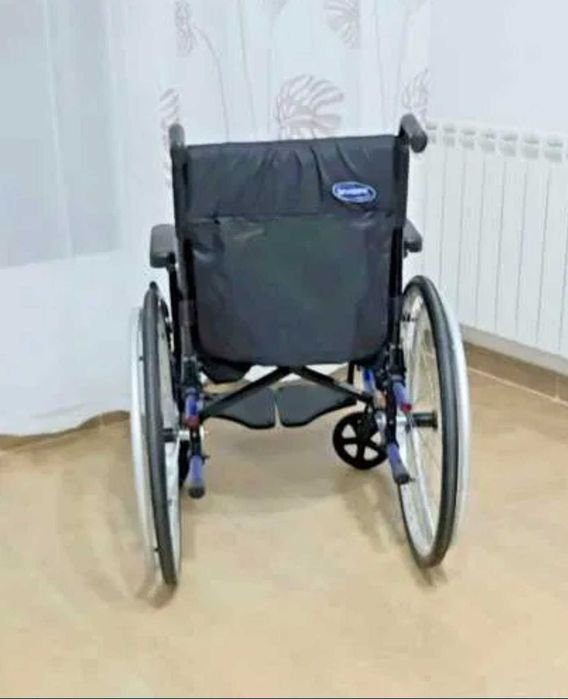 Boa compra, cadeira de rodas de liga leve nova.
