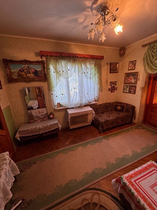 Продаж будинку з великою ділянкою в Новоселиці
