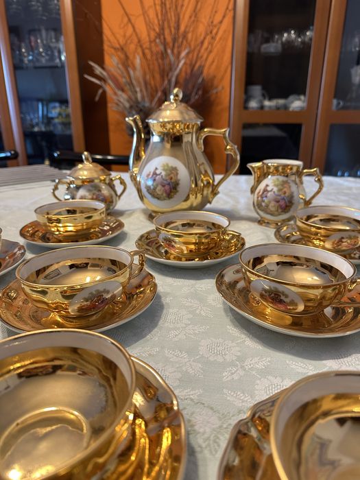 Magnífico Serviço de Chá Artibus Portugal – Porcelana Dourada e Cenas Galantes  15 Peças (Quinze)