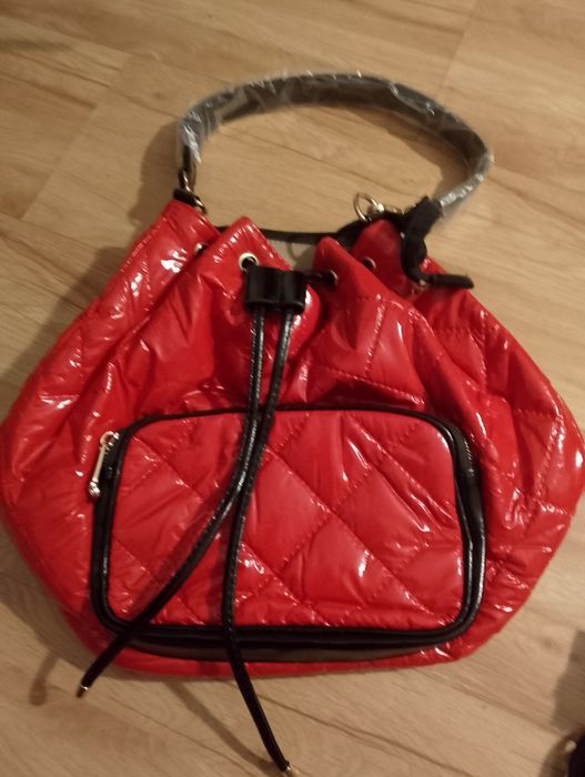 Nowa pikowana torebka listonoszka czerwona typu worek