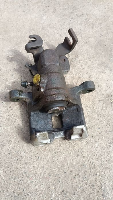 Mazda 6 Задній лівий тормозний супрорт Mazda 6gg