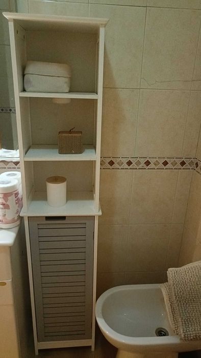 Móvel de casa de banho branco com arrumação