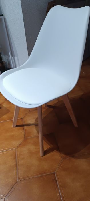 Mesa extensível e seis cadeiras