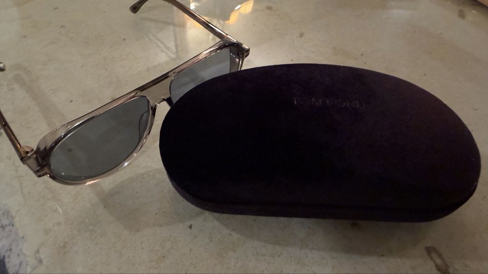 Óculos de Sol Tom Ford – acetato translúcido fumado | lentes cinza