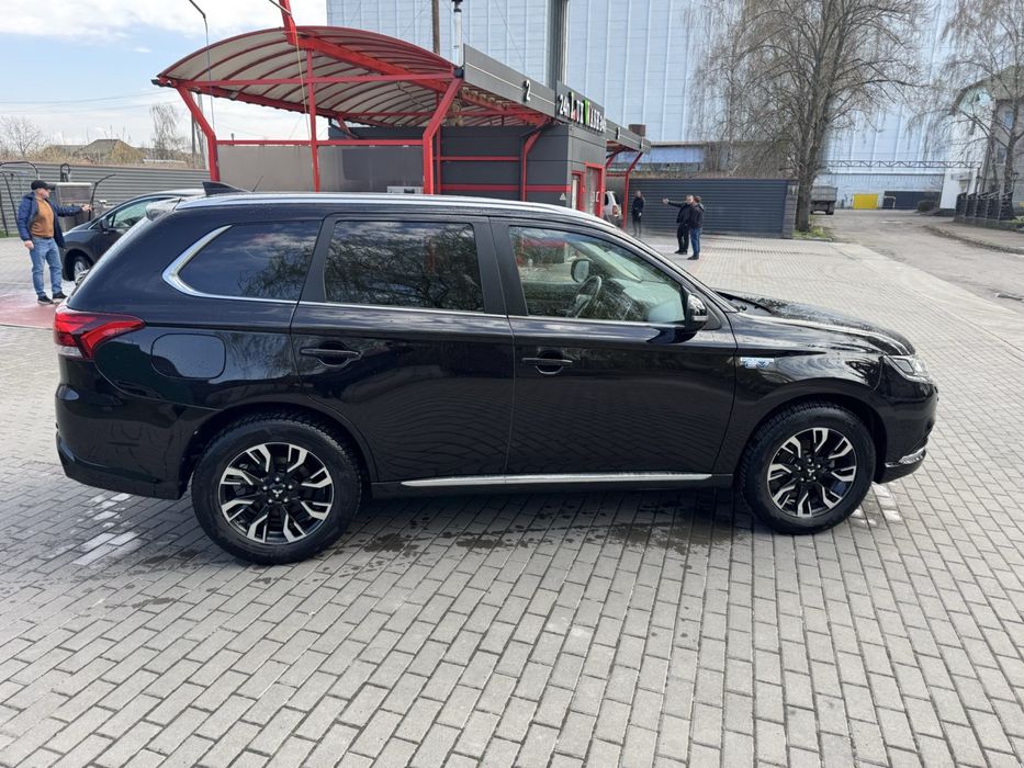 Mitsubishi Outlander PHEV 2016