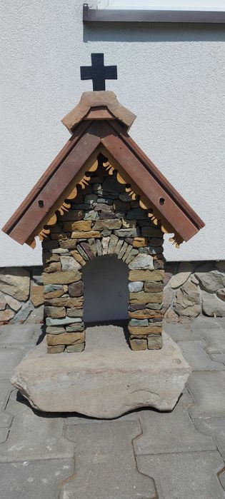 Kamienna kapliczka ogrodowa