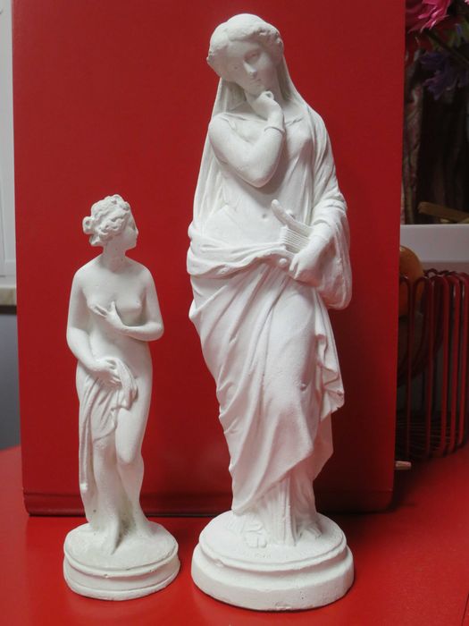 Duas estatuetas em gesso