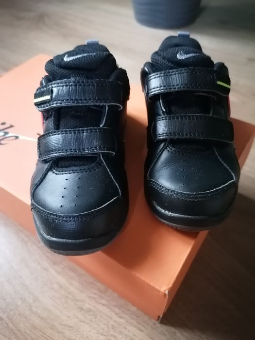 Nike dla maluszka rozmiar 26 na rzepy